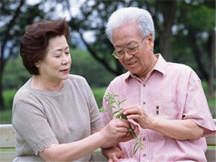 老花鏡科普：老人該如何緩解老花眼？