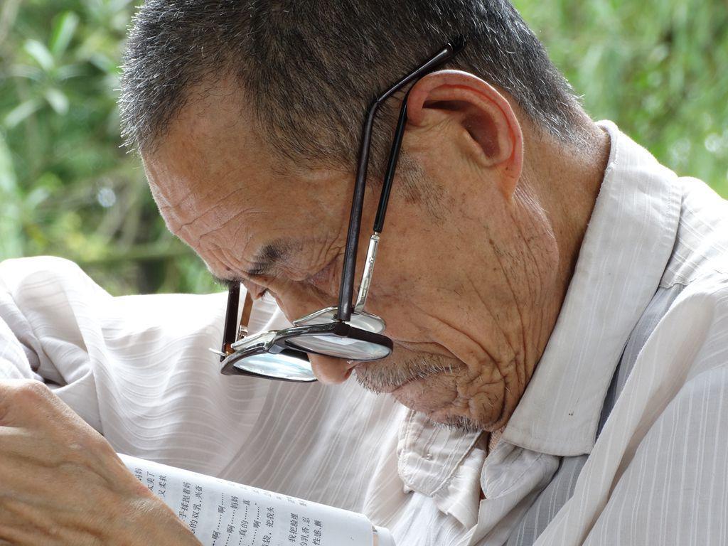 “老花眼”誰(shuí)都避不開，哪些癥狀說(shuō)明眼睛提前“花”了？